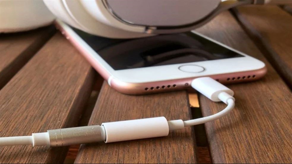 Apple, Lightning 3.5 mm kulaklık adaptörünün fişini çekmiş olabilir